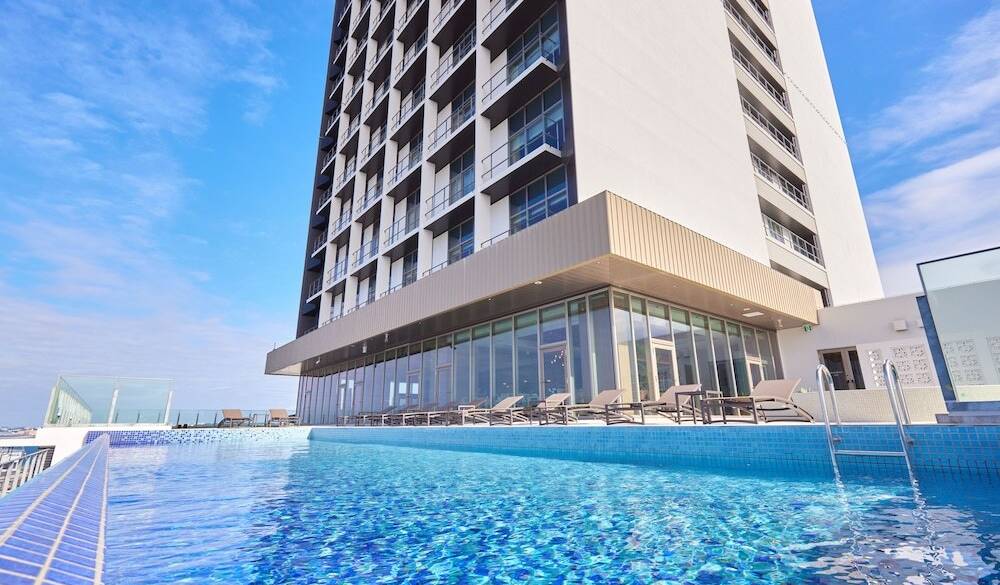 水面が輝くインフィニティプール / 5