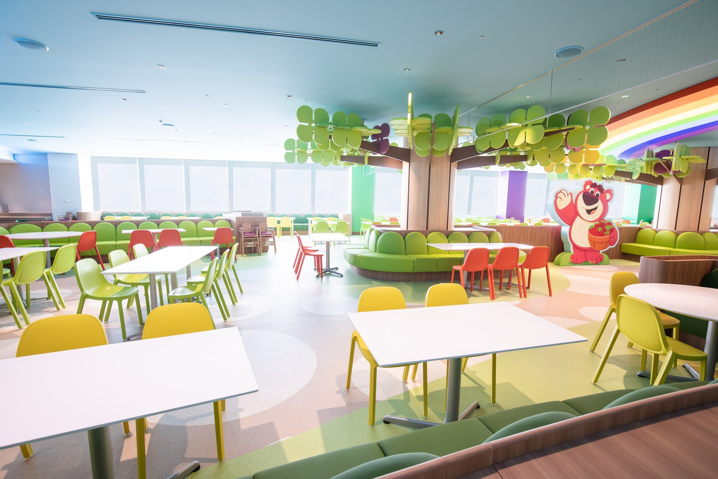 おもちゃだらけのカラフルな世界にトリップ3354106