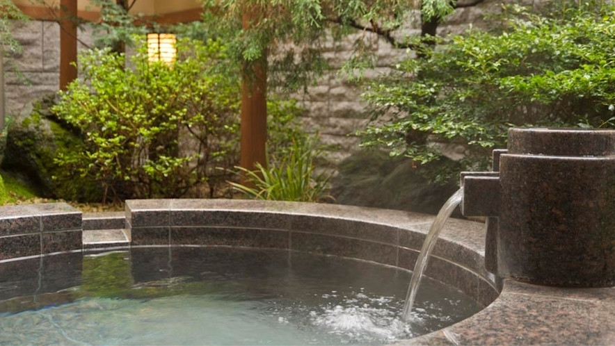 施設充実のホテルで、優しい木漏れ日に包まれる湯浴み時間を堪能4021255