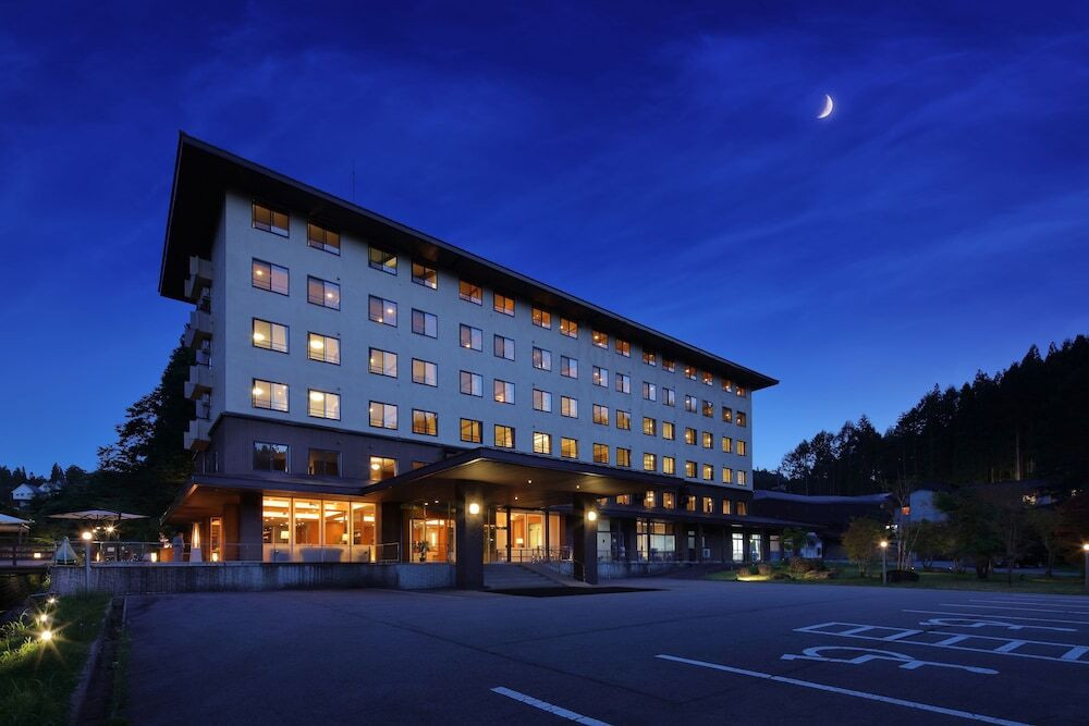 施設の正面 (日没後)