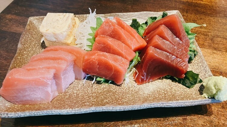 まぐろ料理がウリの「ひとし」。まぐろのお造り盛り合わせは、まぐろ好きを虜にする / 1