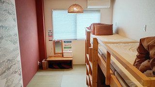 4人部屋 共用バスルーム (チェックイン午後10時まで)