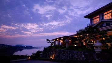 施設の正面 (日没後) / 1