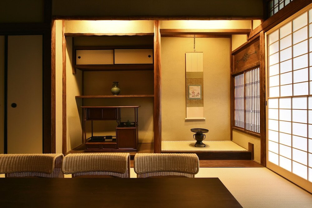 客室内のダイニングエリア