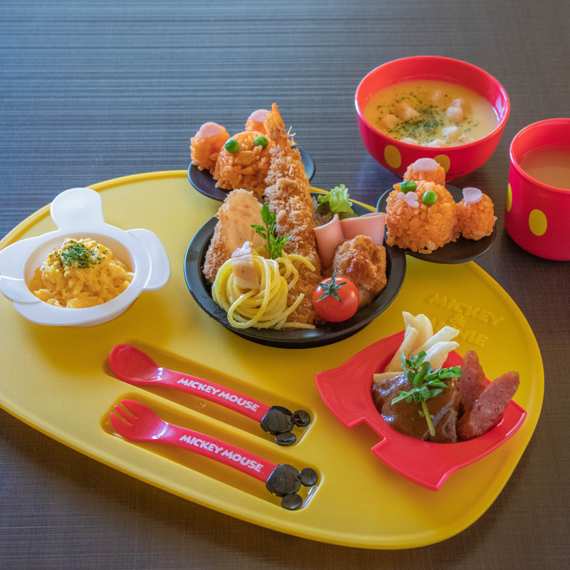 可愛い盛り付けのお子様の夕食