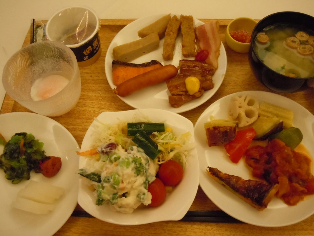 ブッフェ式朝食　料理をお皿に盛り付け