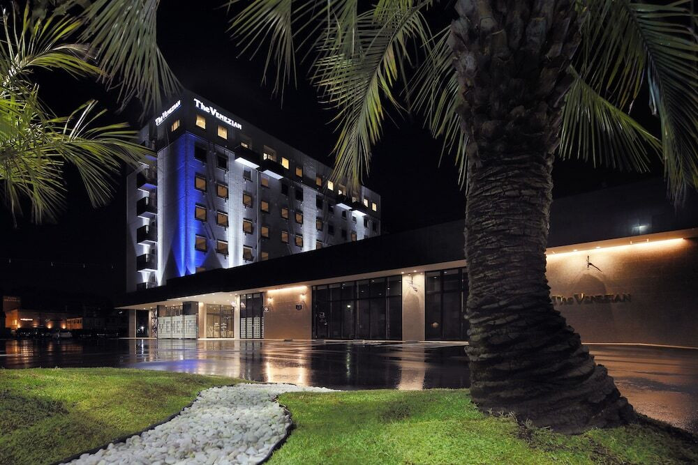 施設の正面 (日没後)