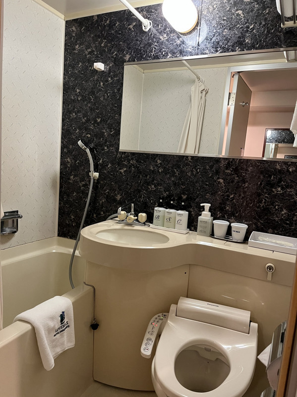 トイレに蓋が無い。物を落としそう。