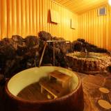 女湯 石風呂と漁師釜風呂 / 1