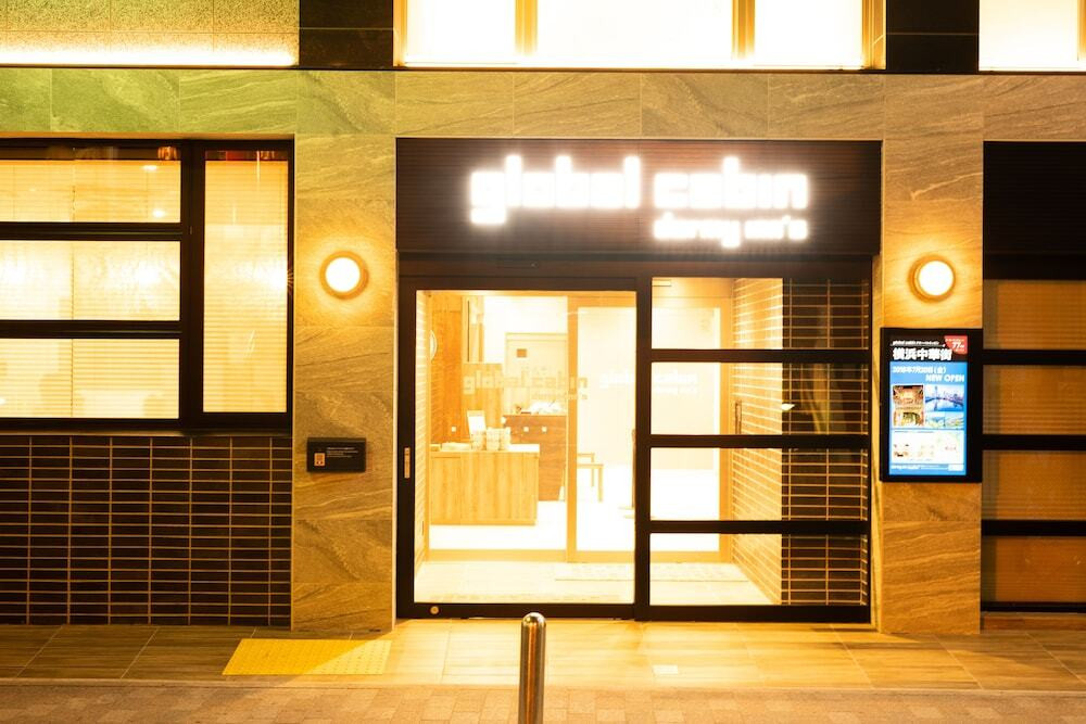 施設の正面 (日没後)