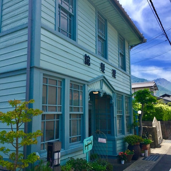 「青い理髪舘 工房モモ」 外観 68284589 青い理髪店。緑に囲まれた可愛い建物。