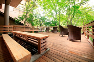 ロビーの無料ドリンクと足湯で一息