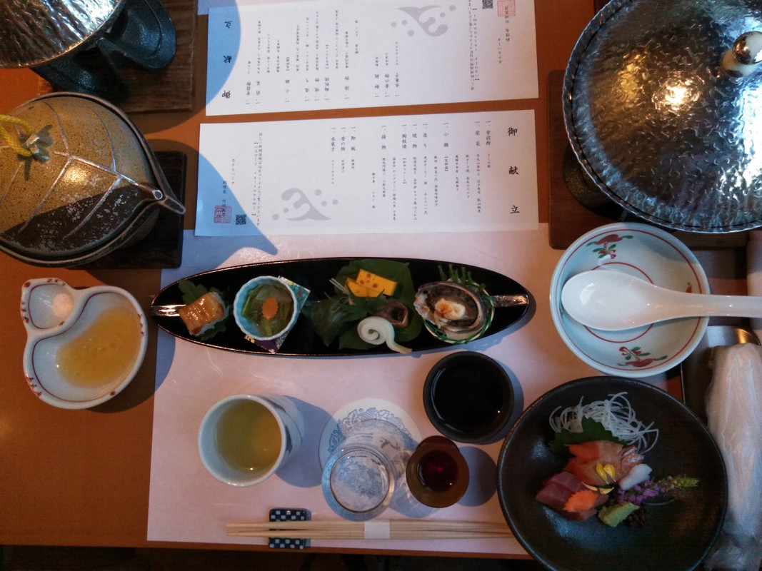 夕食です。天ぷら、鮎の塩焼き、デザートも付きます。