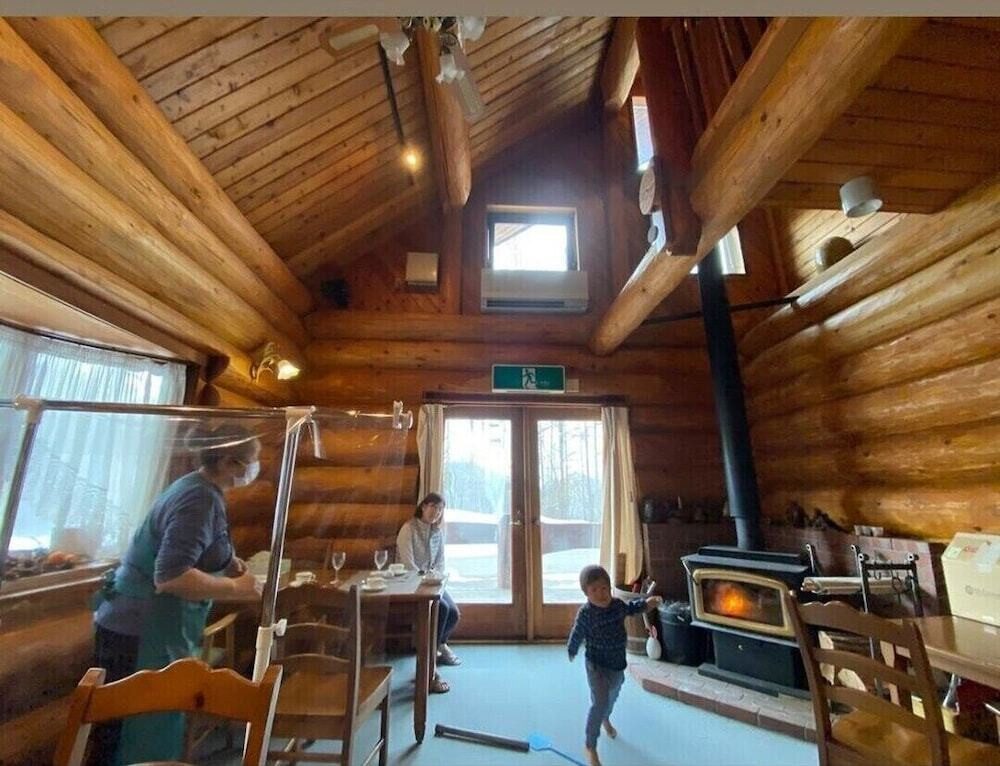 客室内のダイニングエリア