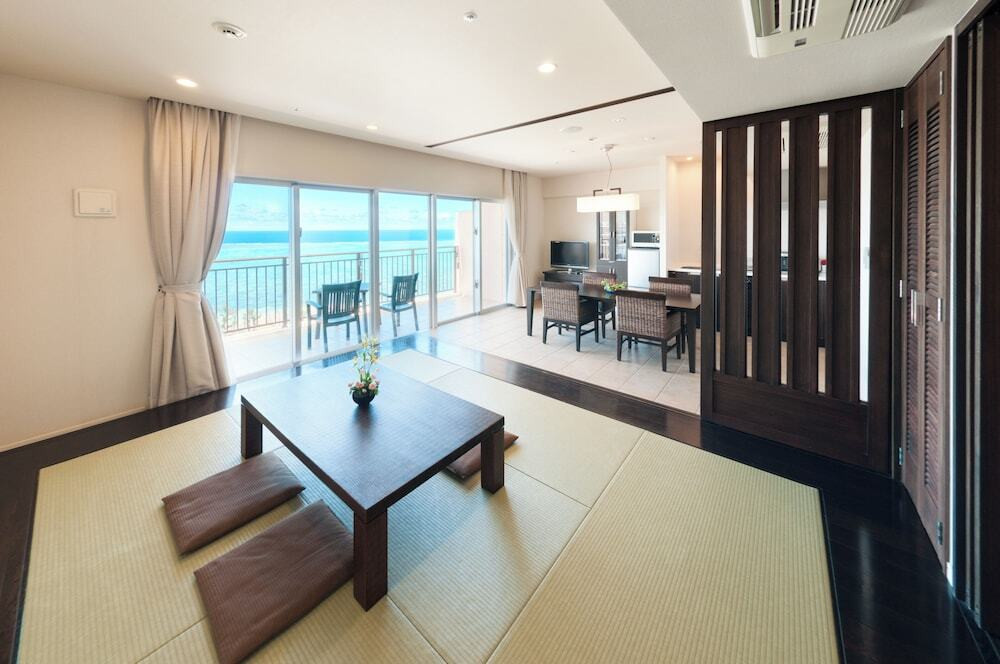 ぬけるような青空とどこまでも続く海と一体になるインフィニティプール3996305