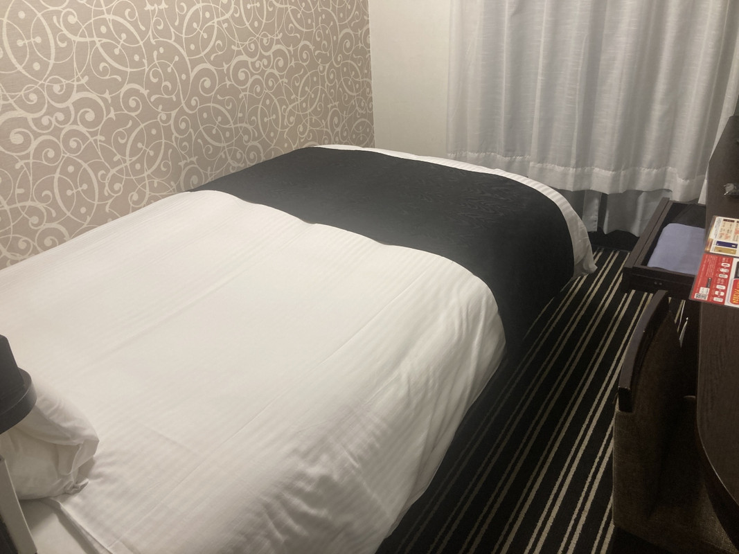 狭いがベッドは快適