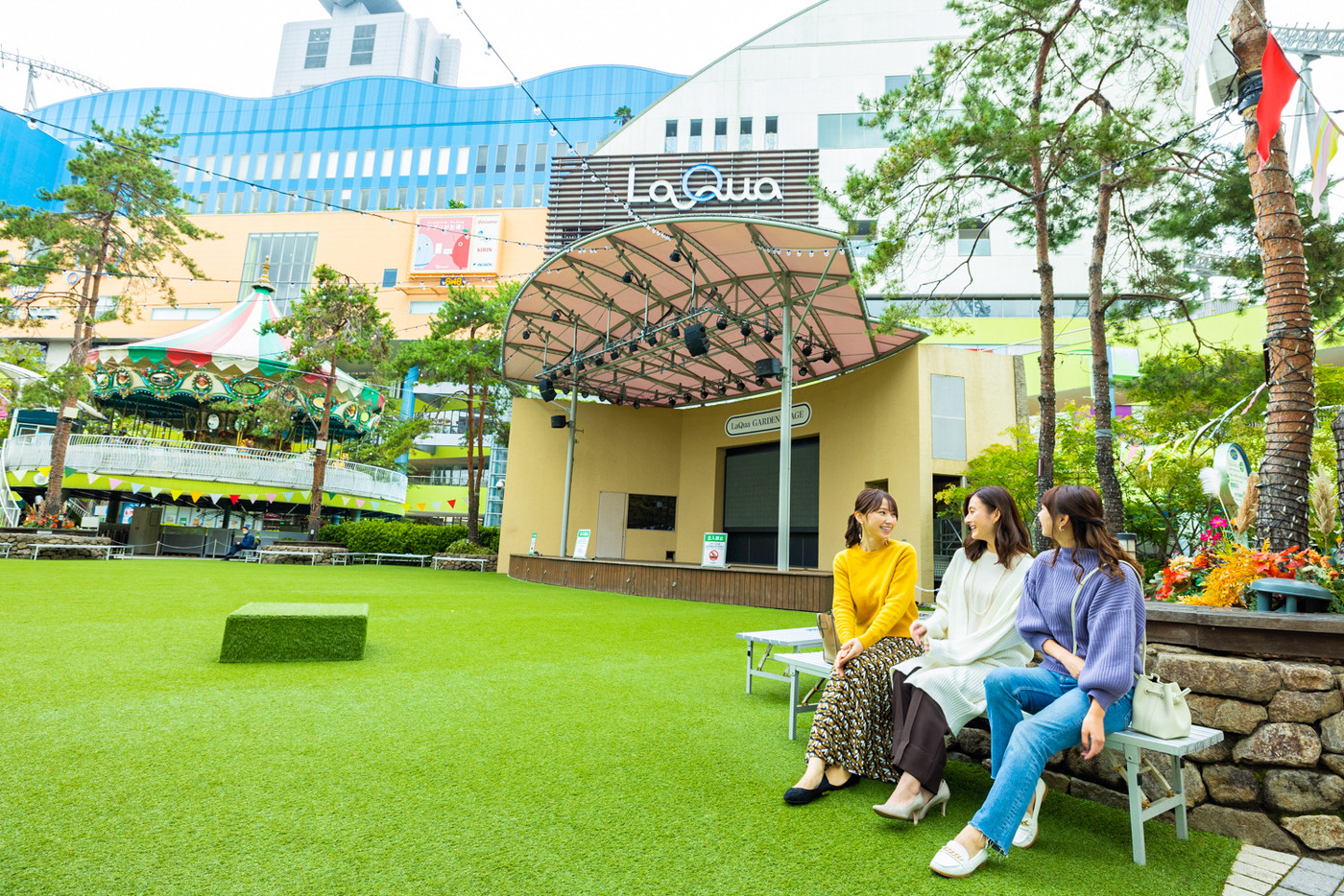 【12:00】気持ちいい芝生の広場でひと休み2557713