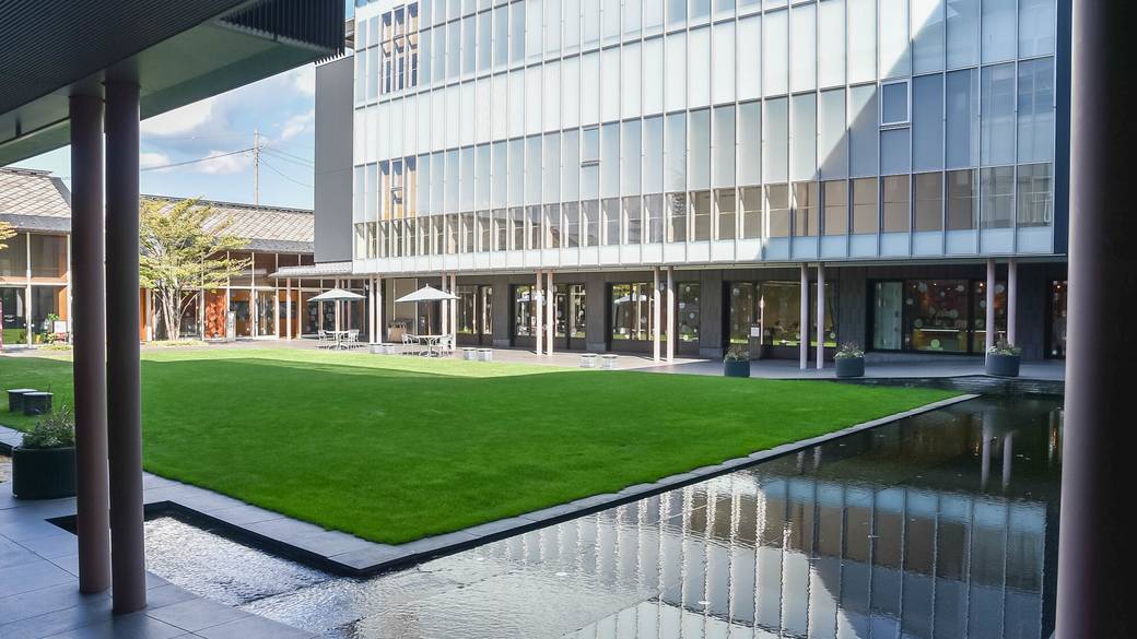 松本市美術館の中庭 / 2