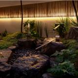 館内入口前の小庭 / 2