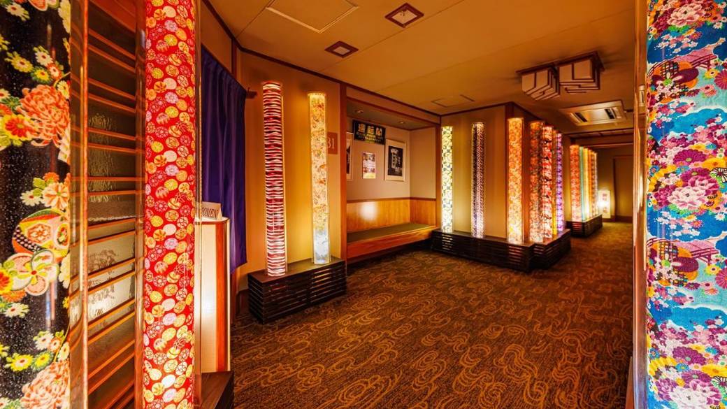 こんこんと湧く
源泉掛け流しの浴場へ / 2