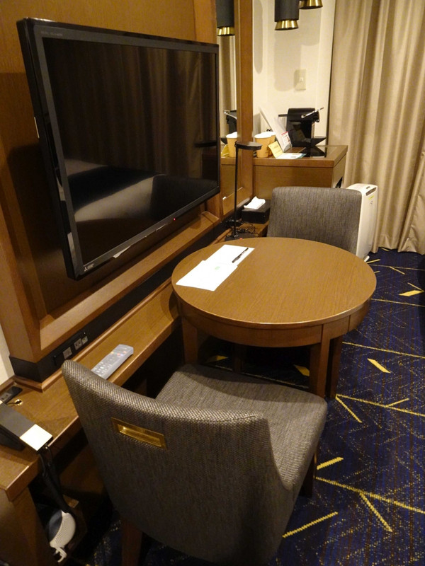 テレビやテーブルとイス