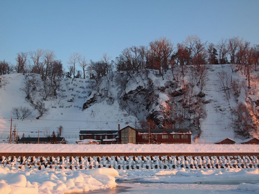 施設の正面 (日没後)