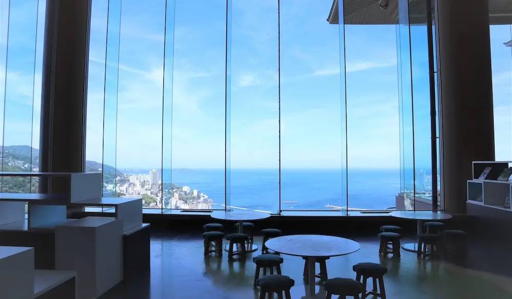 高さ約6mの窓からは、海と空が一体に見えてきれいです。オープンは8:30。お子様はラウンジにある絵本を読み、大人は景色を見てまったりするのも◎