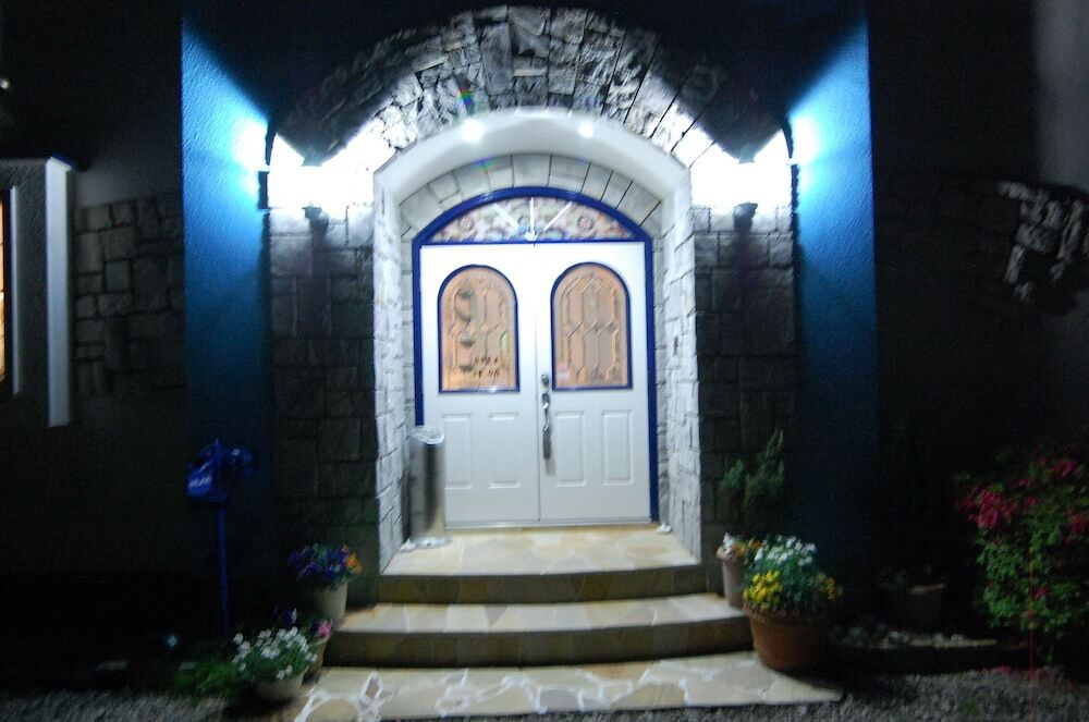 施設の正面 (日没後)