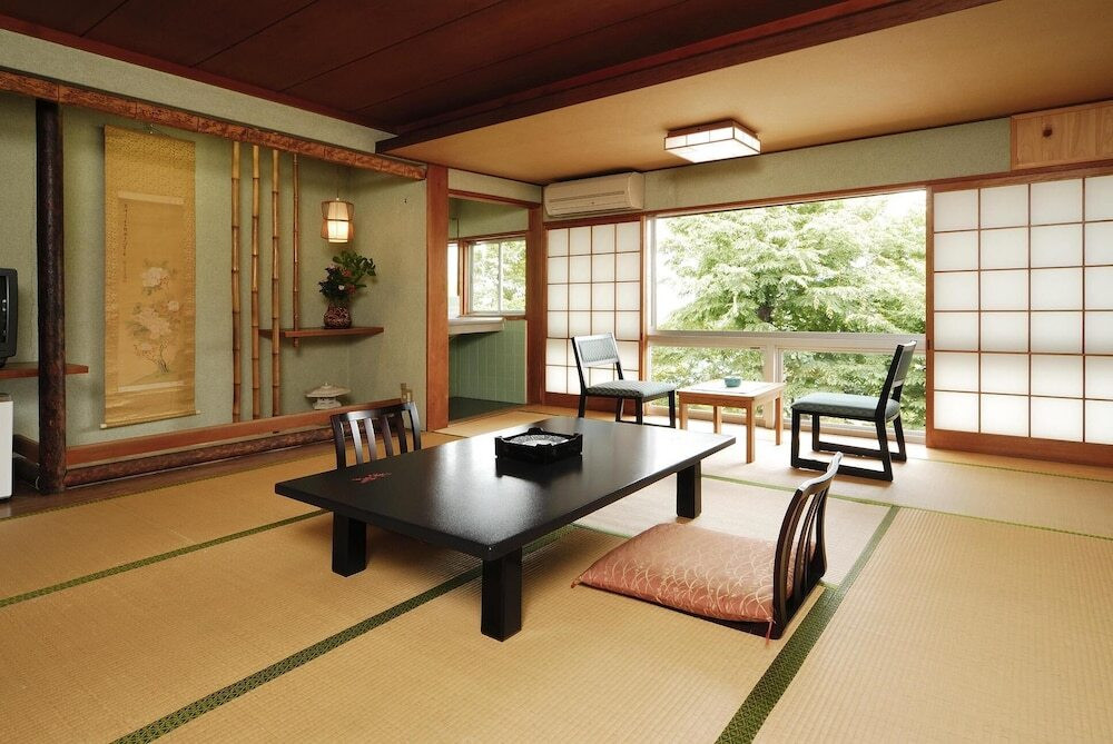 世界遺産の中腹に建つ、創業約400年の歴史あるお宿3948107