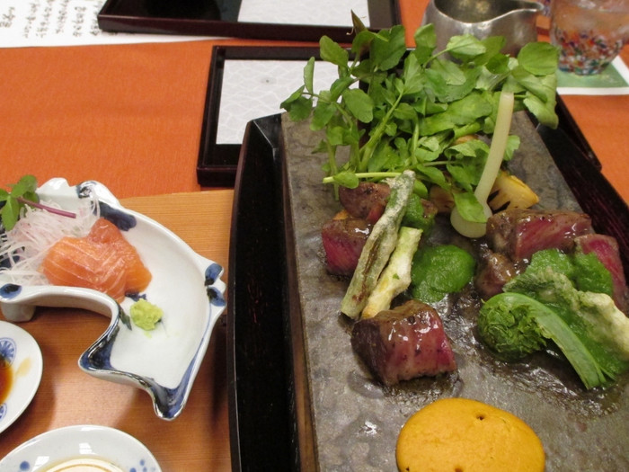 気仙沼のフカヒレや仙台牛など、この土地ならではの美食が並ぶ夕食