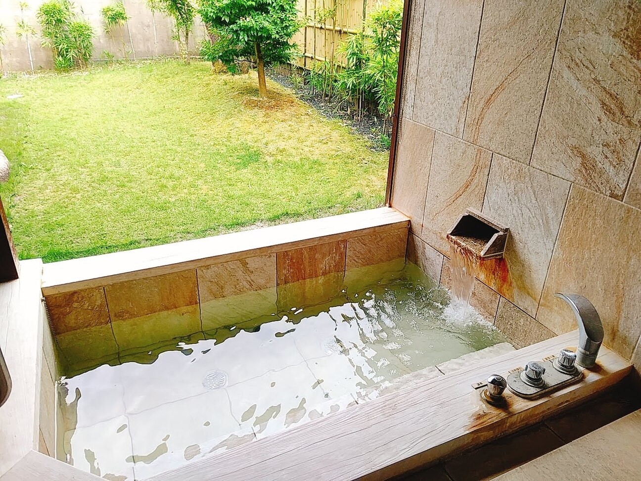 「橋津屋」 その他 180954356 琥珀の部屋の露天風呂