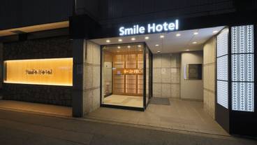 施設の正面 (日没後) / 1