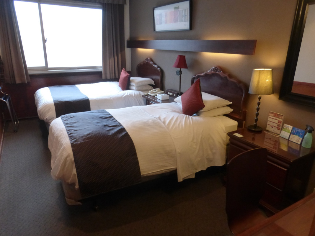 ツインルーム。ベッド幅は違い、１３５ｃｍと１００ｃｍ。