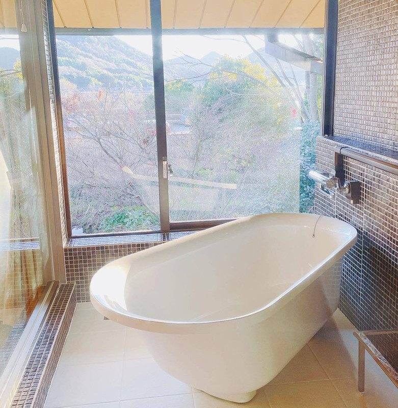 「ラグジュアリーフロア」の客室は丸みのあるビューバス付き。屋内なので寒い日も快適に過ごせる。お湯に浸かってのんびり読書をするのも気持ち良さそう / 2