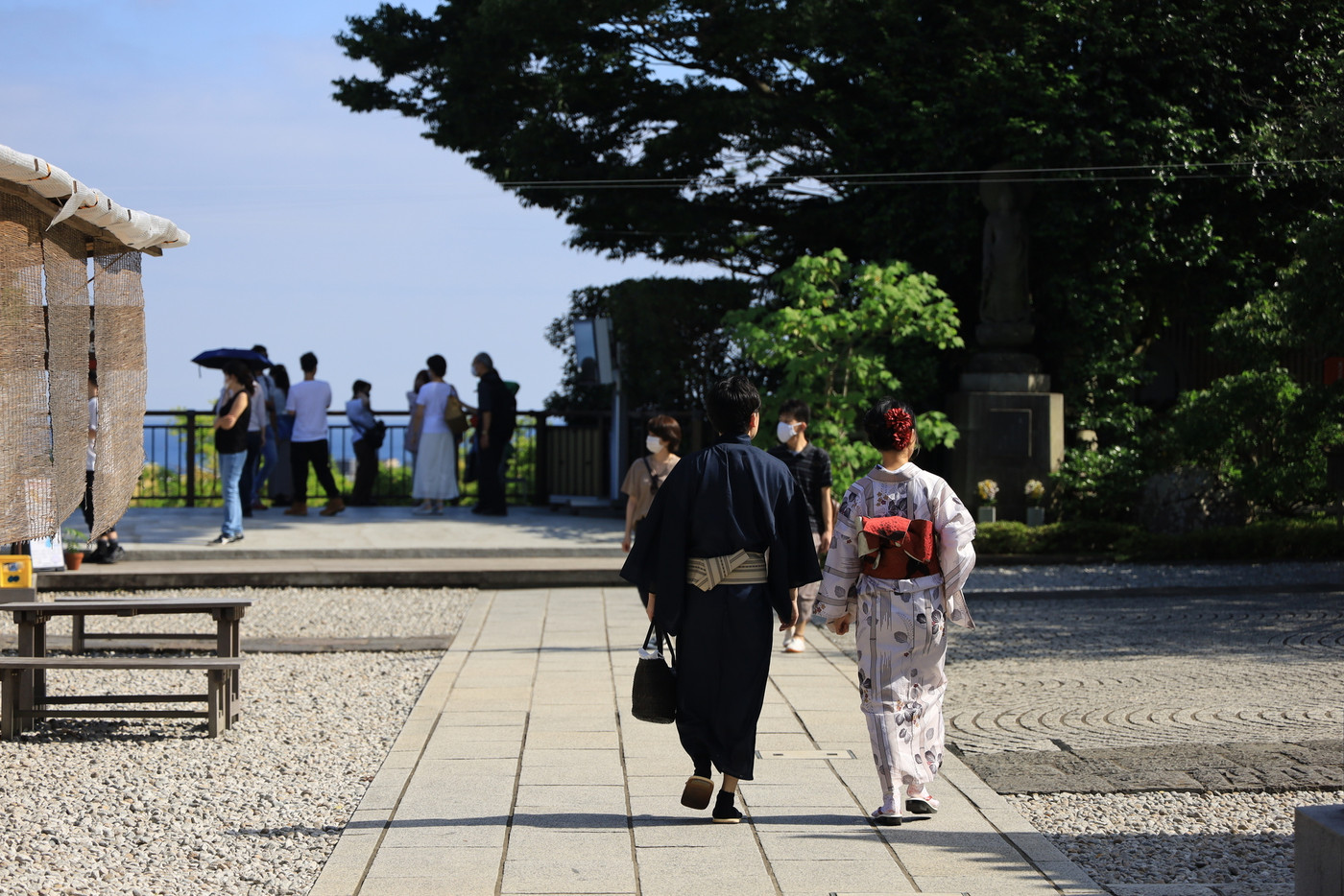 古都鎌倉で浴衣デートをする若いカップル
