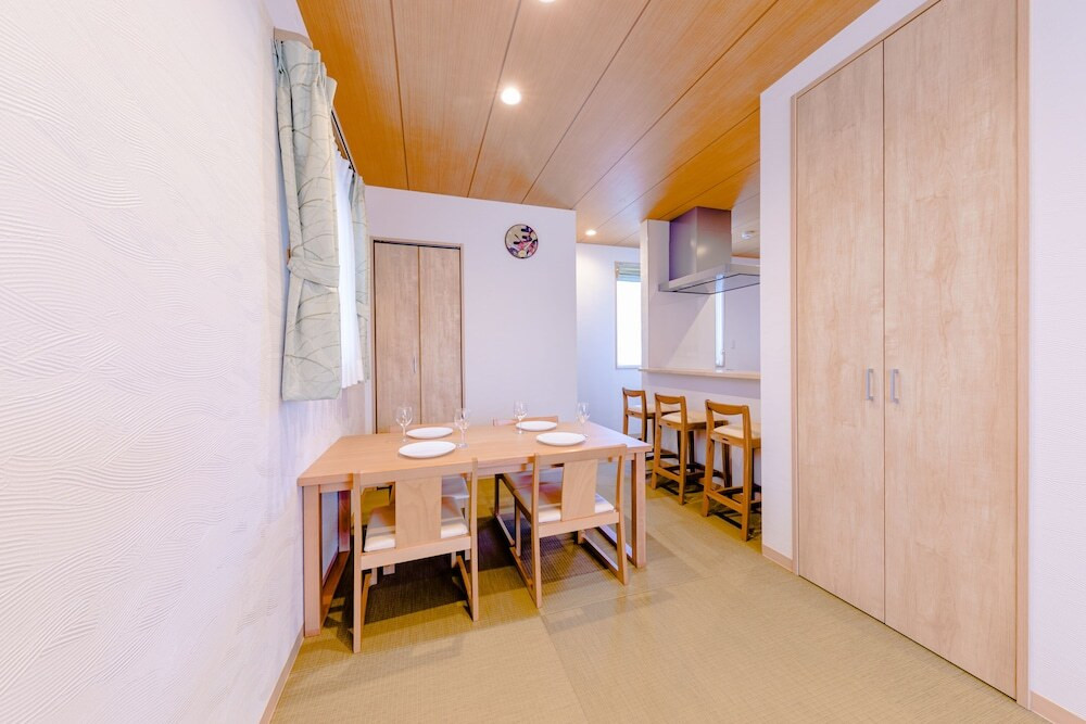 客室内のダイニングエリア