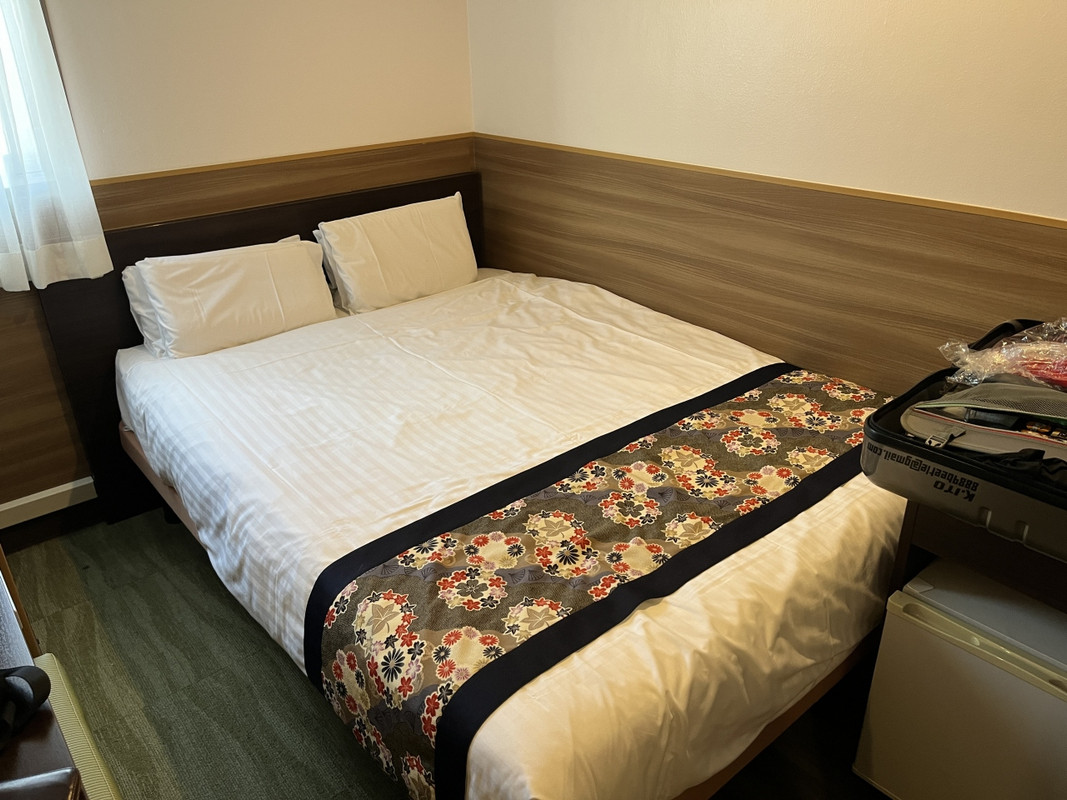 普通サイズのベット。シングルはやや部屋全体が狭め。