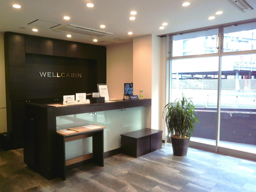 １階　ロビーとフロント