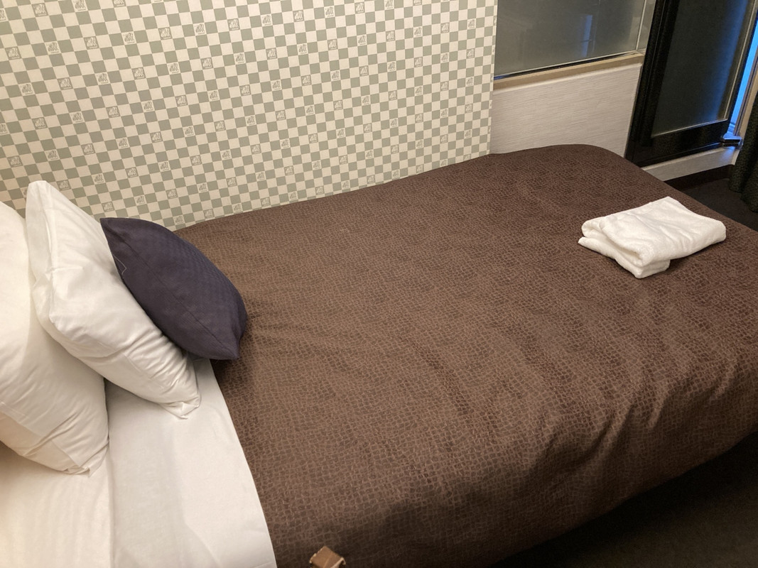 ベッドは良いですが、デスクは狭い