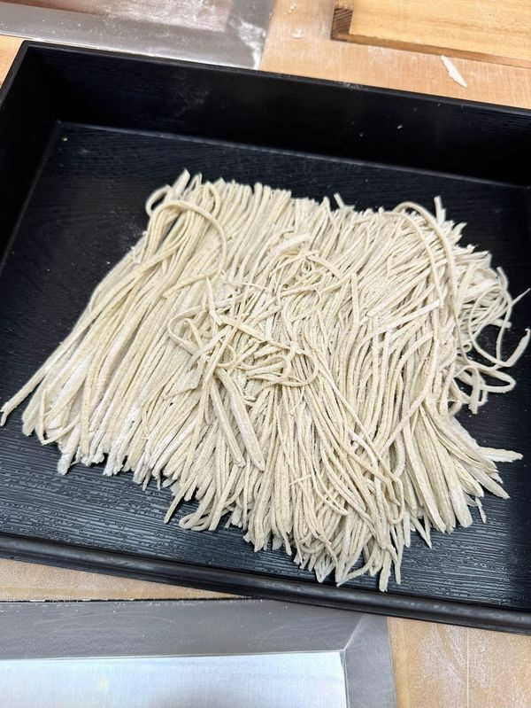 「観音亭」で作った手打ちそば。体験時間は90分程度で、そばの実の石臼挽きから、そば打ち、試食まで楽しめる(要予約)。ランチにもぴったり / 1