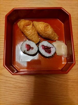 夜食のしば漬けの巻きずしとおいなりさんも美味でした！