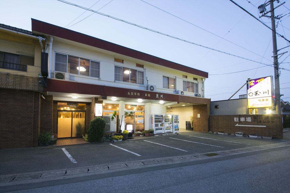 施設の正面 (日没後)