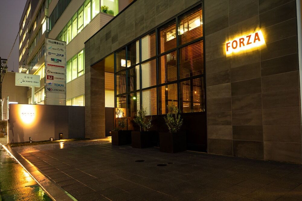 施設の正面 (日没後)