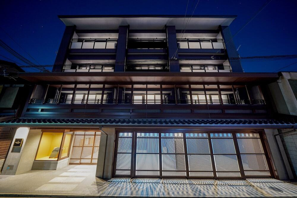 施設の正面 (日没後)