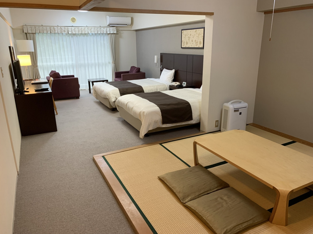 ベッドと畳コーナー