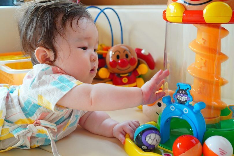 赤ちゃん連れ専用客室「陽」は、和室10畳、和室5畳、クイーンベッド、ベビー布団を備えた和洋室。開放感のある空間で、子どもも大人ものびのびと寛げる / 1