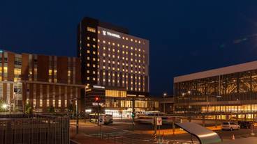 施設の正面 (日没後) / 7