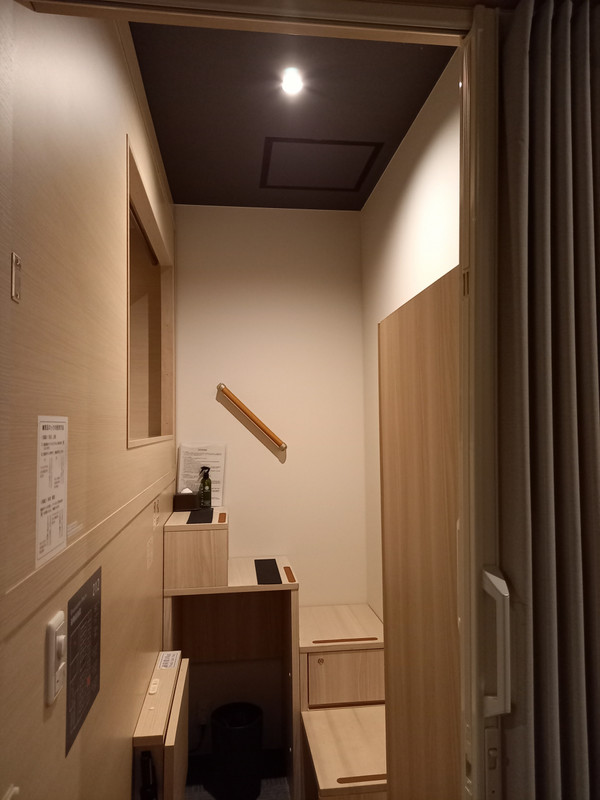 泊まった狭い半個室