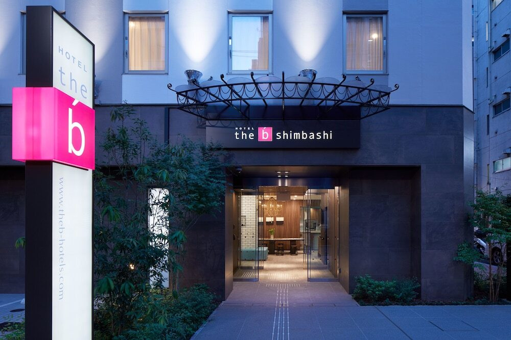 施設の正面 (日没後)