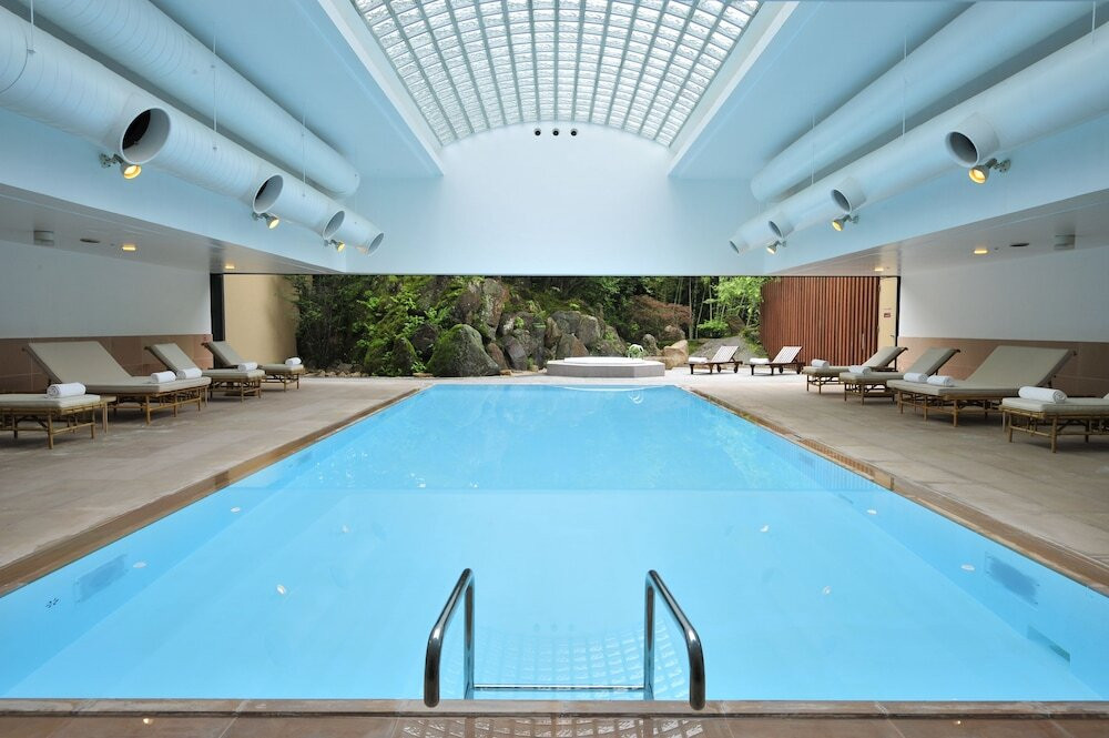 歴史あるお宿の開放的なプールで優雅なひとときを4065520